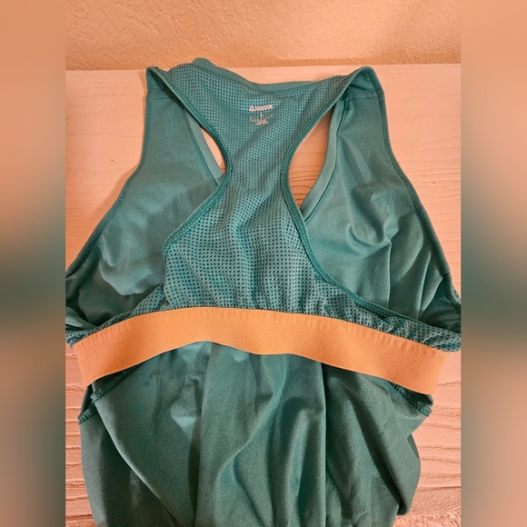 Reebok Teal/Turquoise Racerback Workout Tank Top with built-in bra. Size L. - Picture 2 of 10